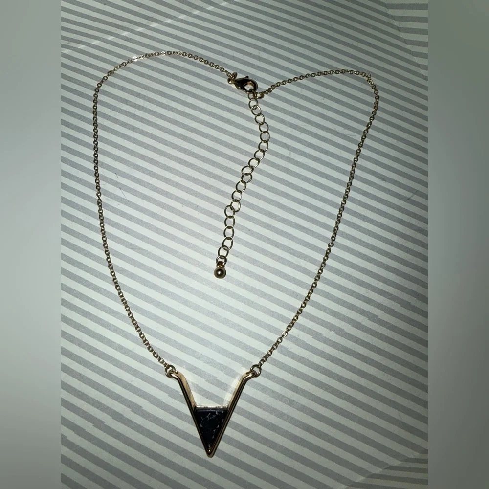 Source Unknown Goldtone and Black V-Pendant Necklace - Picture 7 of 9